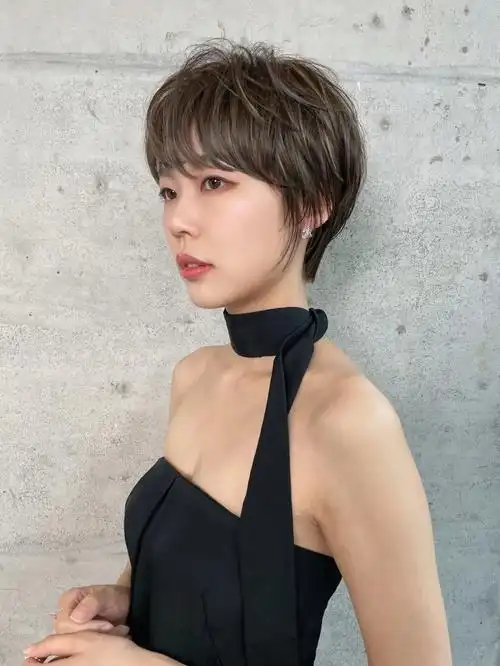 女生减龄挂耳短发