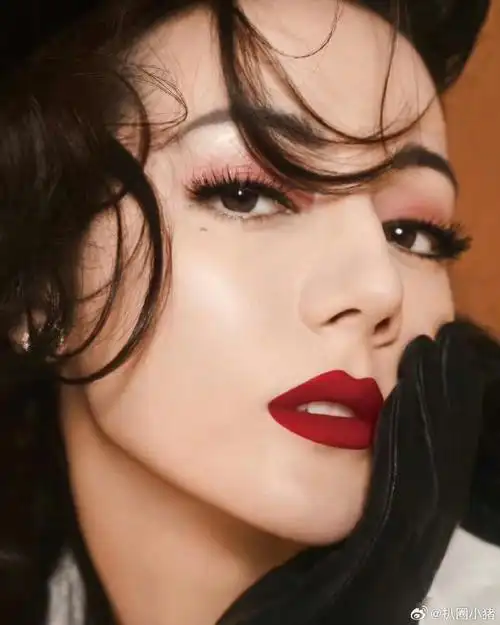 红唇的她热烈似火,霸气里透着妩媚,是女王95@dear-迪丽热巴