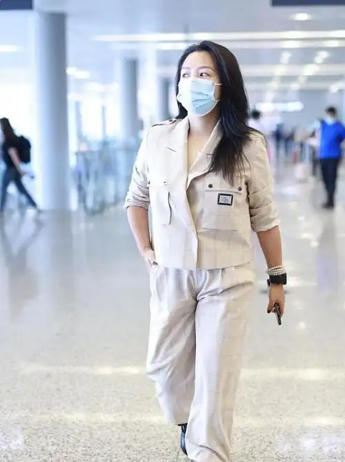 何洁这次穿对了白色格纹西服套装知性干练显瘦又有气场