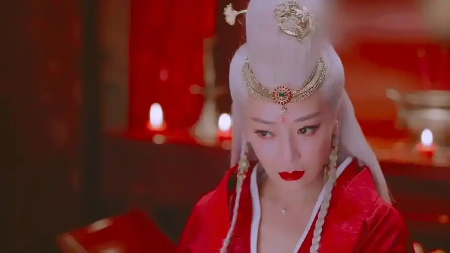 陈紫函饰演的喜丧鬼太美了,红衣白发!