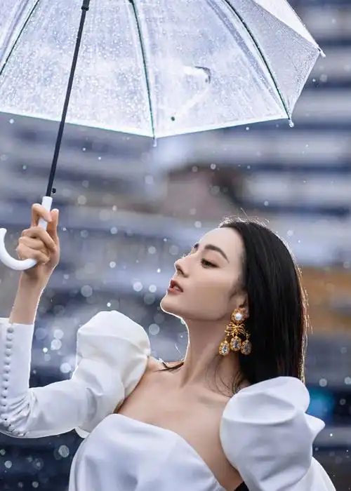 众星撑伞图出圈:刘亦菲气质佳,倪妮氛围感满满,刘诗诗气场全开