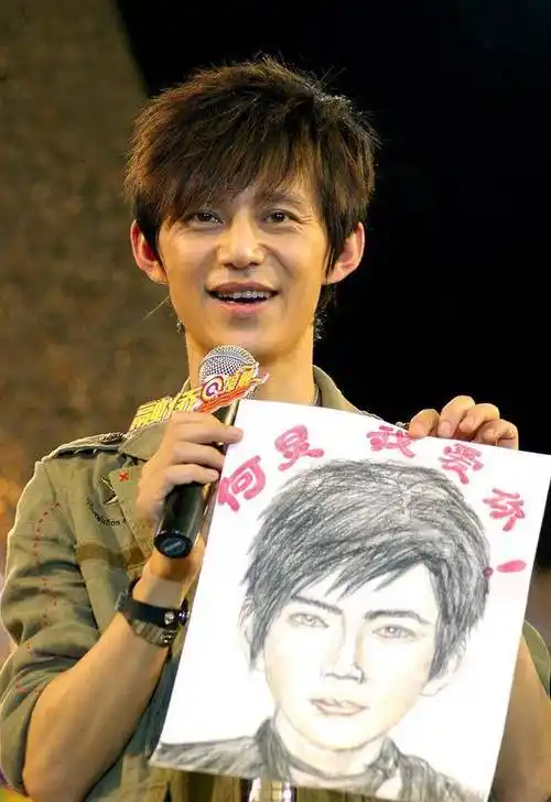 在节目中何炅称,这就是两个小伙伴的童年故事