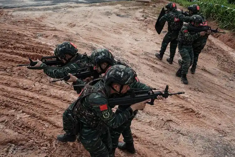 直击武警特战队员实战练兵超燃画面扑面而来