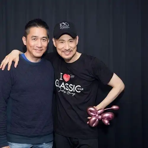 梁朝伟与人合照