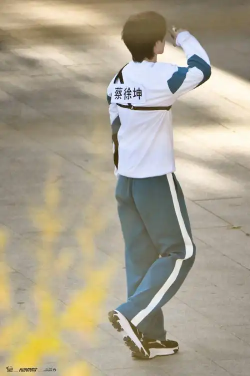 蔡徐坤射完箭转身的样子好帅##蔡徐坤射箭好帅