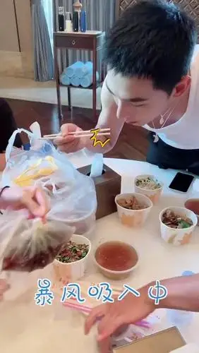杨洋5000万粉丝发福利他吃鸡丝凉面吃到上头是真的那么好吃