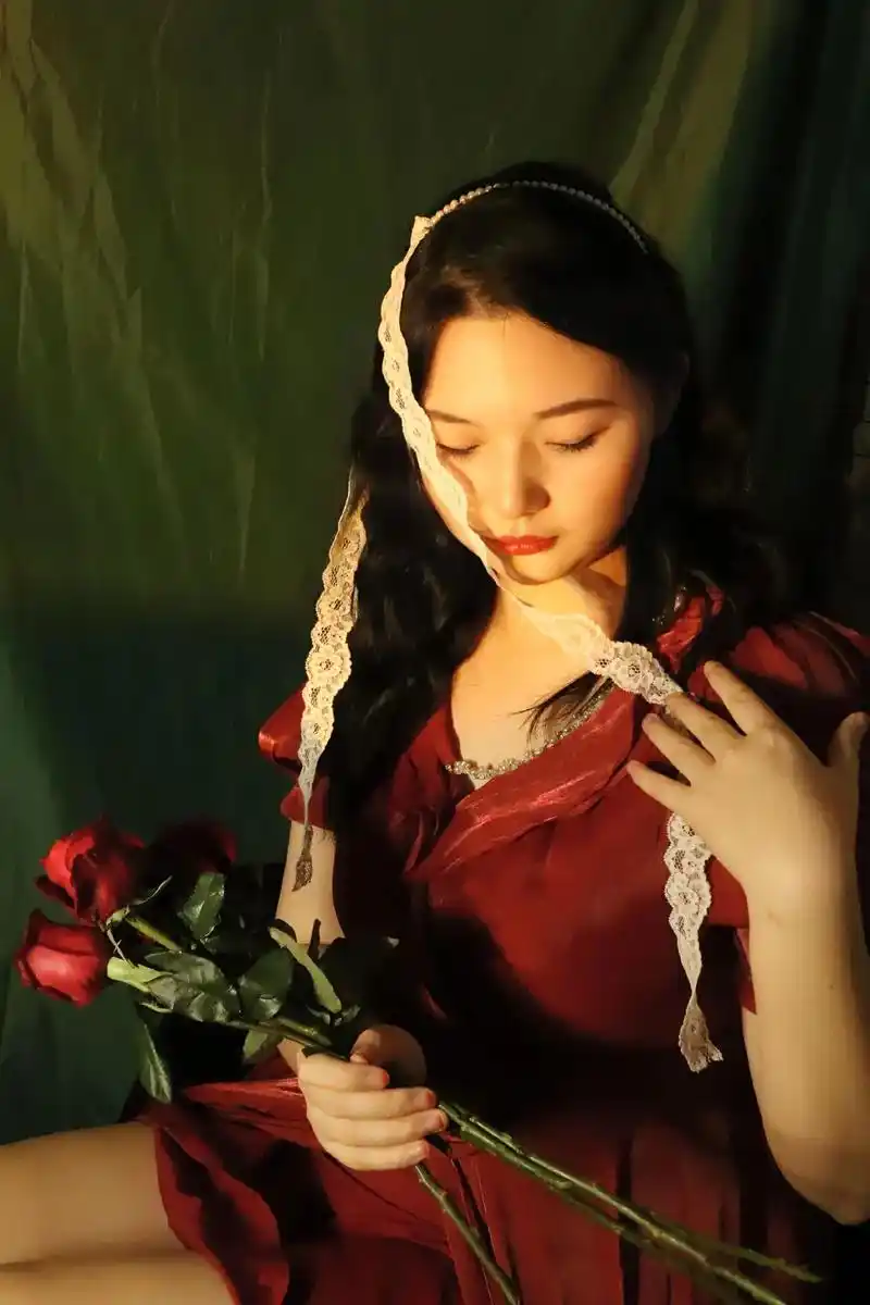 玫瑰独一无二的秘诀是倾注时间#玫瑰红裙写真#玫瑰女人#宿舍拍 - 抖音