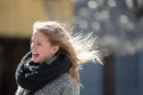 三里屯阵风肆虐长发女神风中秀发飞扬