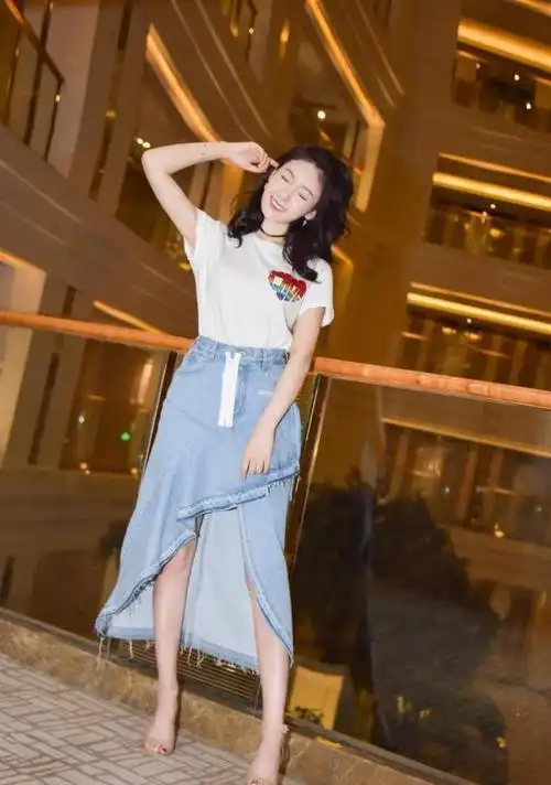 《陪你到世界之巅》演王一博女友,穿白t格子裤,笑容甜美超可爱