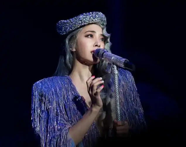 这女歌手演唱会的尺度也太大了吧,堪比限制级电影