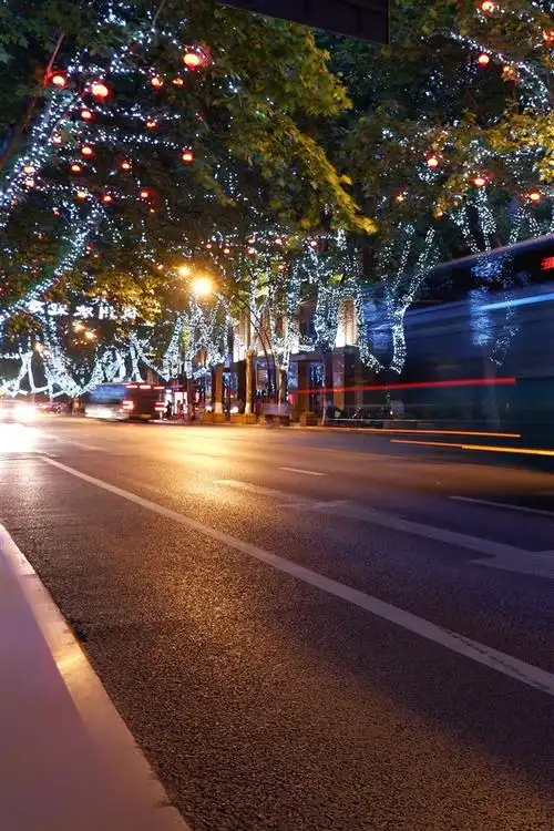 城市夜晚,道路,节日灯 iphone 壁纸