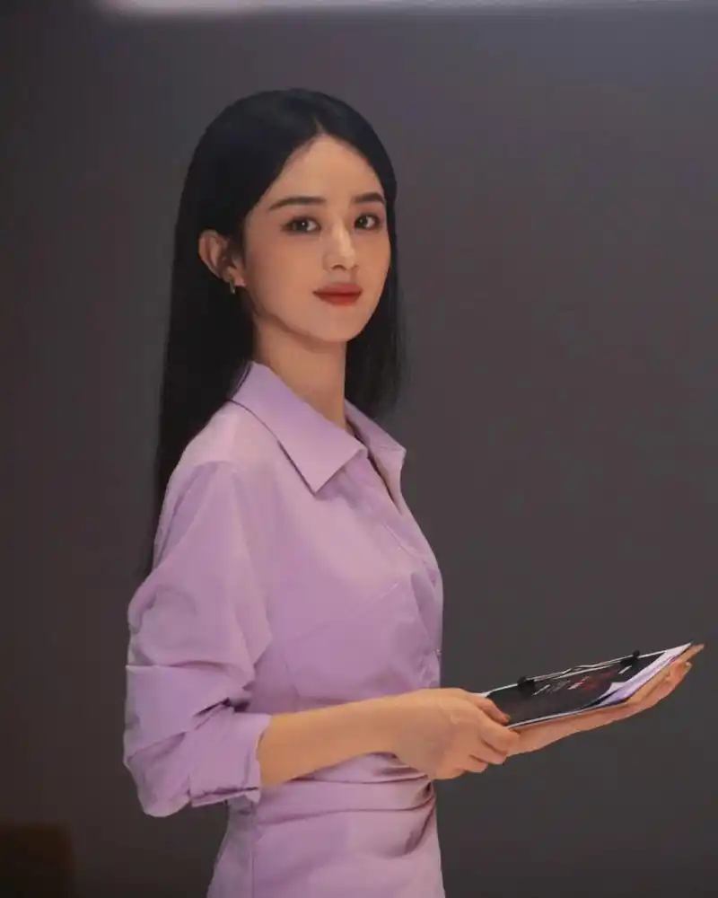 看惯了穿古装剧的赵丽颖,让我们看看穿职业装的赵丽颖