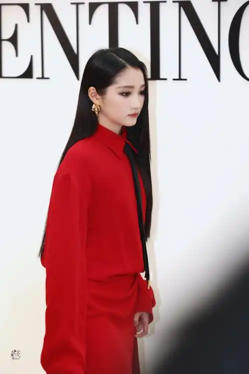 关晓彤高开叉红裙