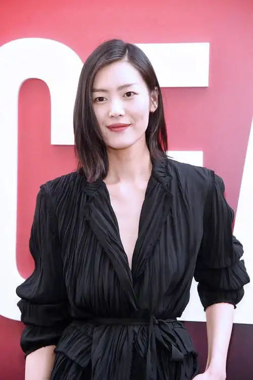 刘雯受邀出席电影纽约的首映礼!这个发型妆容搭配一身黑look