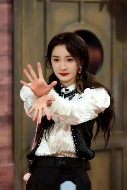 杨幂,杨颖都梳双马尾,可状态差挺多