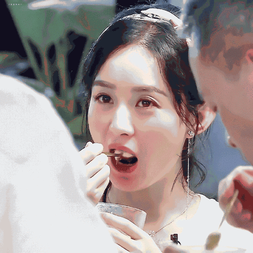 赵丽颖中餐厅路透