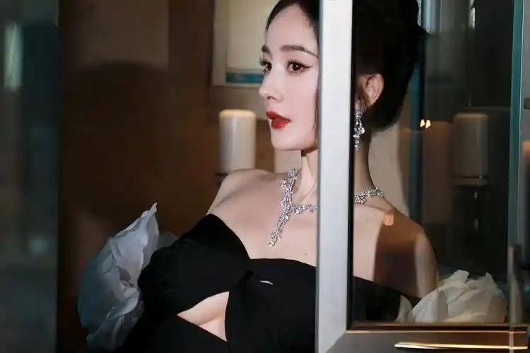 杨幂优雅黑天鹅礼服