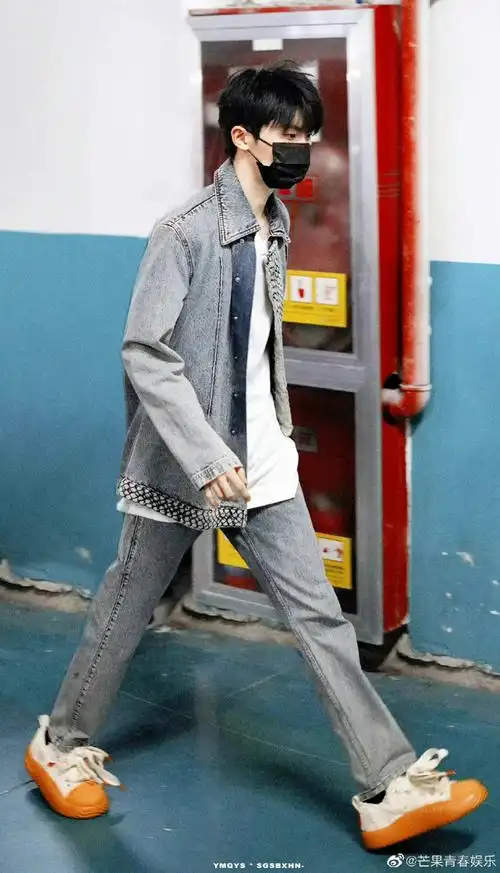 马嘉祺牛仔风造型#马嘉祺《我们的歌》牛仔风造型,大长腿显露无疑,你