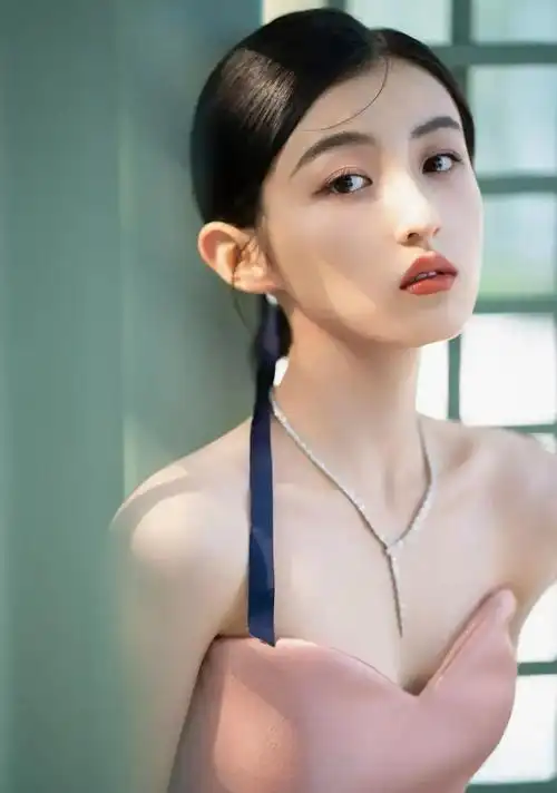 张子枫穿抹胸裙子,青春靓丽,美艳动人!