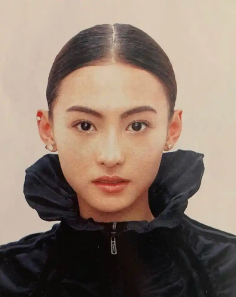 除了发缝有点宽之外,张柏芝的头简直完美,高颅顶线条流畅,发际线也