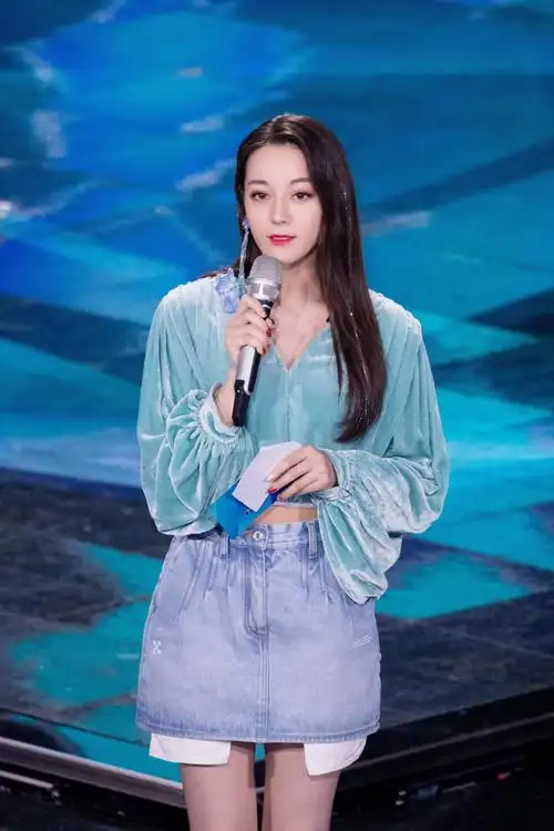 《创造营2019》开播 迪丽热巴热短裙大秀纤细美腿 侧颜完美