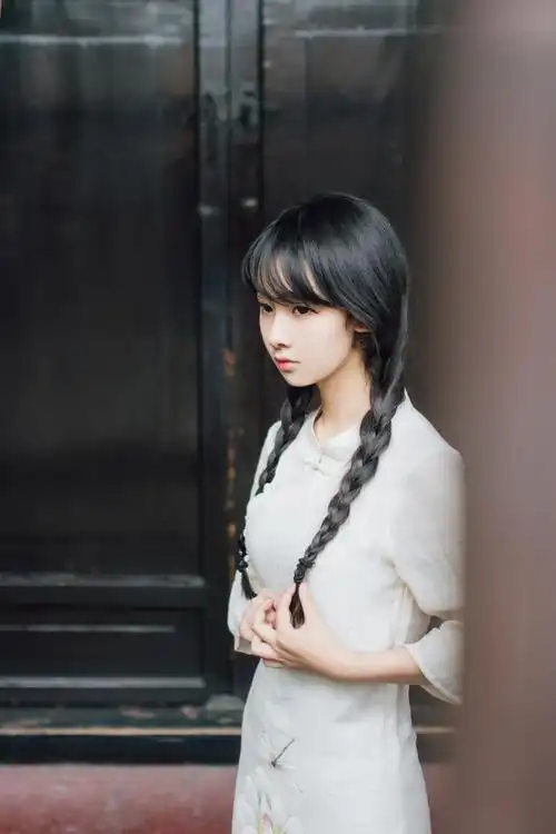 巫京蔓双手捏马尾辫侧面照