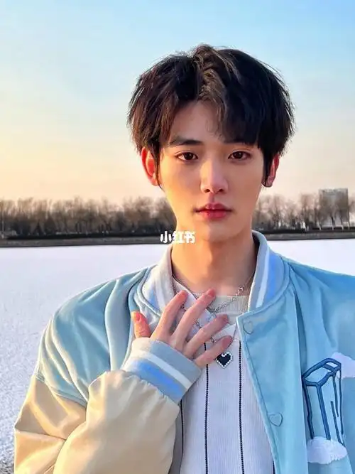 把自己帅哭的发型7878男士微分碎盖发