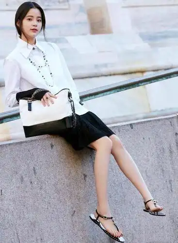 18岁欧阳娜娜不过晒了张自拍网友好担心她以后买不到鞋