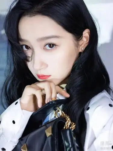 作为标准菱形脸的关晓彤中庭偏长,加上细长的鼻子和锐利的眼头给人一