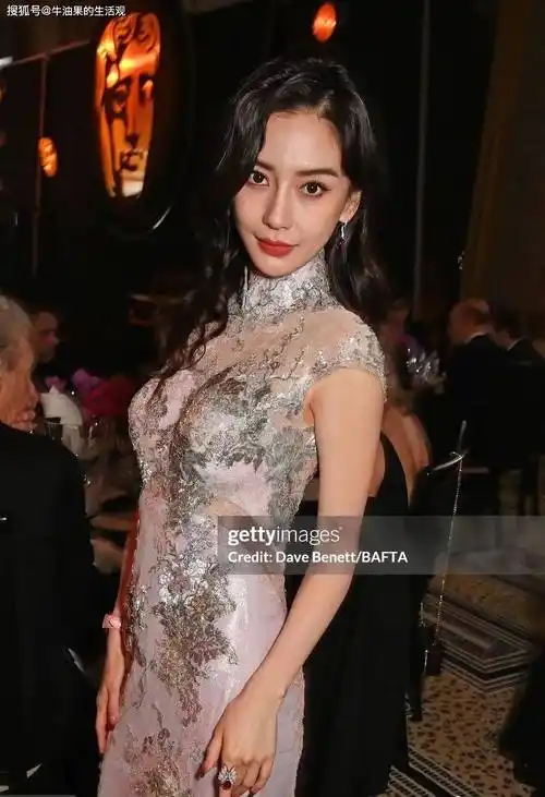 杨颖穿中式旗袍在国外复工,颜值暴跌被吐槽,内娱复出无望_杨幂_李嘉欣