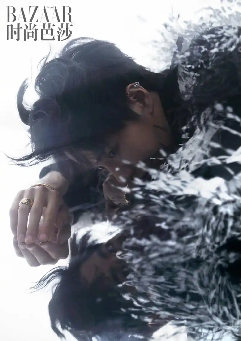 王一博新闻210209王一博时尚芭莎绝美封面大片释出只凭借美貌就让人