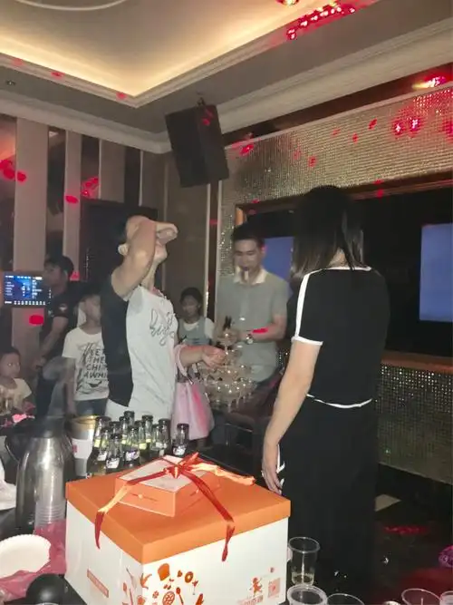 庆祝闺蜜生日ktv