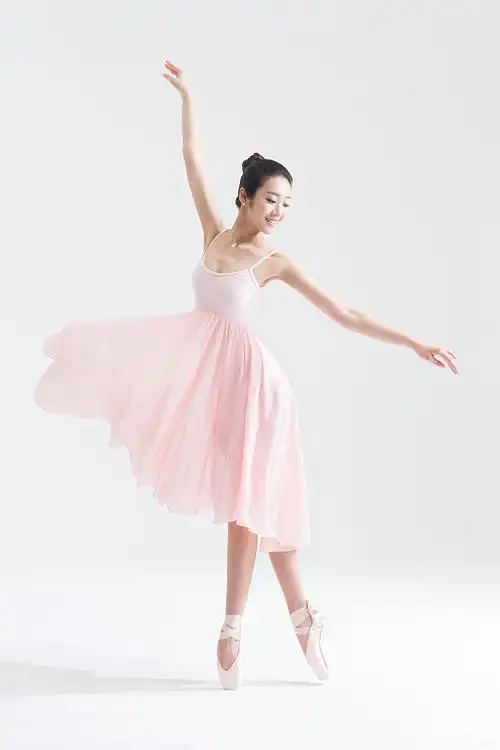 芭蕾舞演员跳舞图片