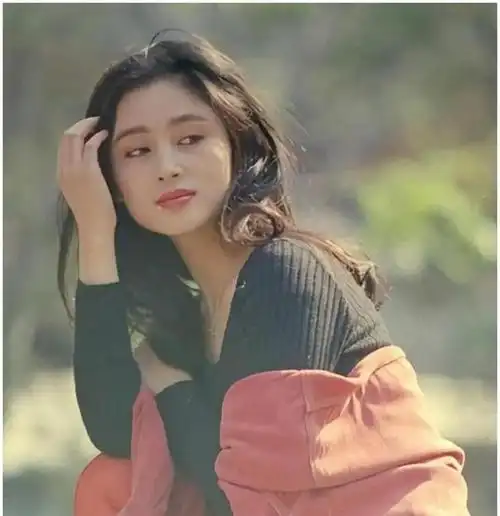 陈凯歌夫妇合照,他精神矍铄,小17岁的陈红显老相