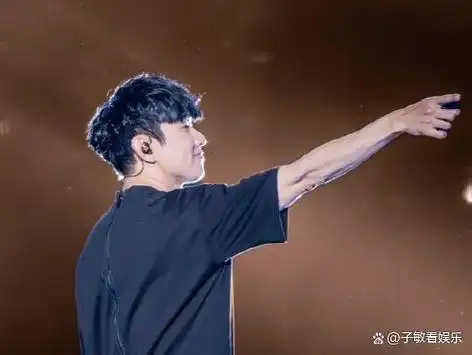 赵露思现身林俊杰福州演唱会短发黑衣激萌可爱