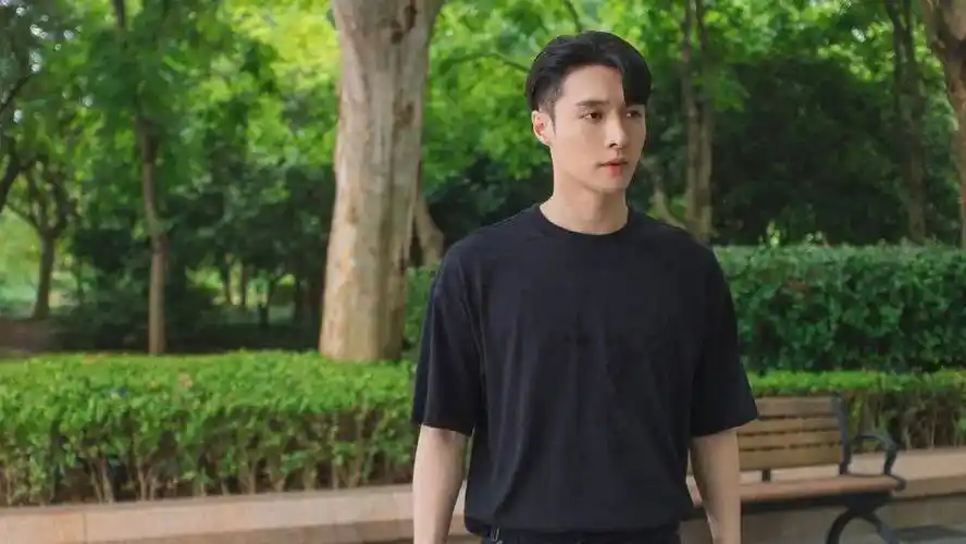 原创张艺兴挑战寸头虽然缺少辨识度但是看得出很敬业