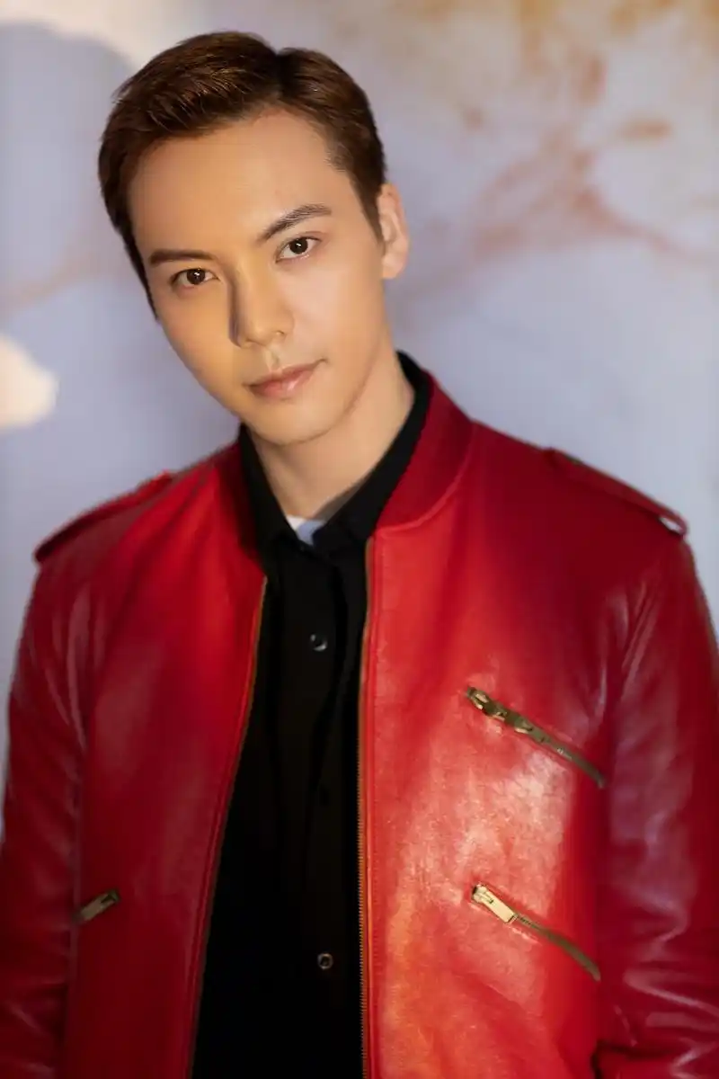 组图陈伟霆红色皮衣夹克干练帅气背头大展利落率性魅力