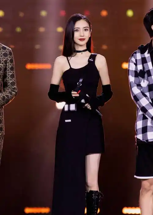 杨颖黑色紧身吊带连衣裙又飒又酷美貌值满分