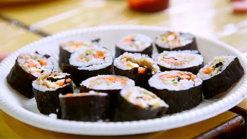 来欣赏一下我们做的寿司吧,小朋友们的摆盘也不错,创意十足,这就是