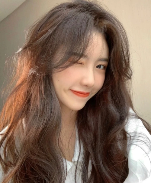 所以在发型上,尽量少一些直线条,而是增加柔和的线条来中和长脸的纵向