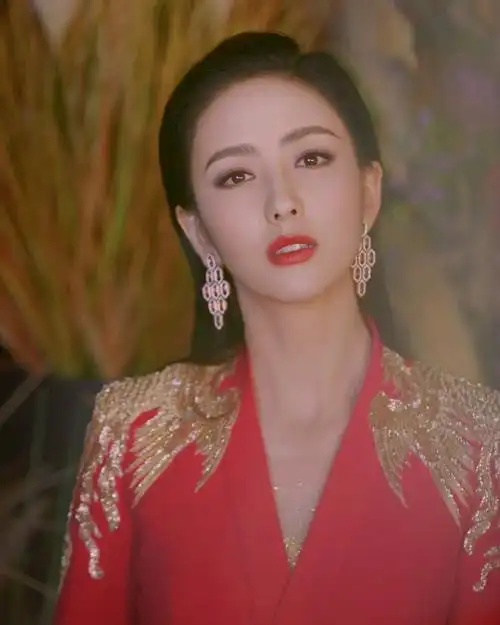 佟丽娅惊艳春晚:自律,是一个人最高级的性感