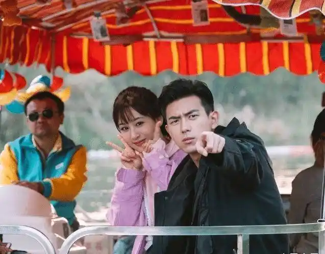 李现杨紫合体新剧演夫妻,一个穿婚纱一个穿礼服,网友:太配了_造型_穿