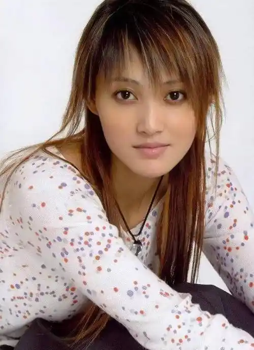 年轻时的张歆艺长相干净清新,不像现在脸上有些浮肿.