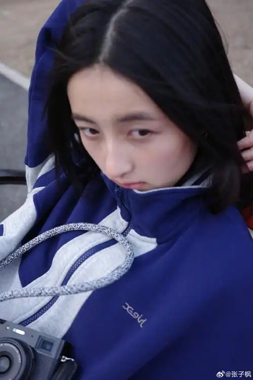 张子枫素颜逛公园