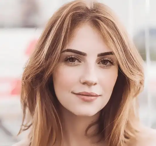 巴西社交名人 宛若止水清秀少女 黑白灰的亲民风穿搭朴实无华_queiroz