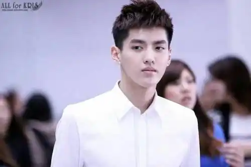 求吴亦凡这个系列的照片 白衬衫 在机场拍的好像