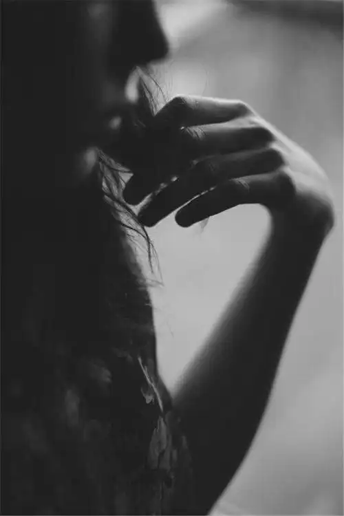 黑白性感长发美女伤感图片手机壁纸下载