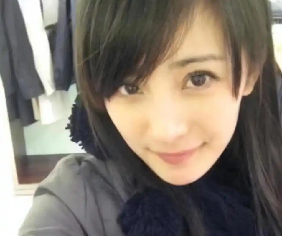 杨幂在学生时代没人敢追?看到她的大学旧照,网友:这谁敢追?