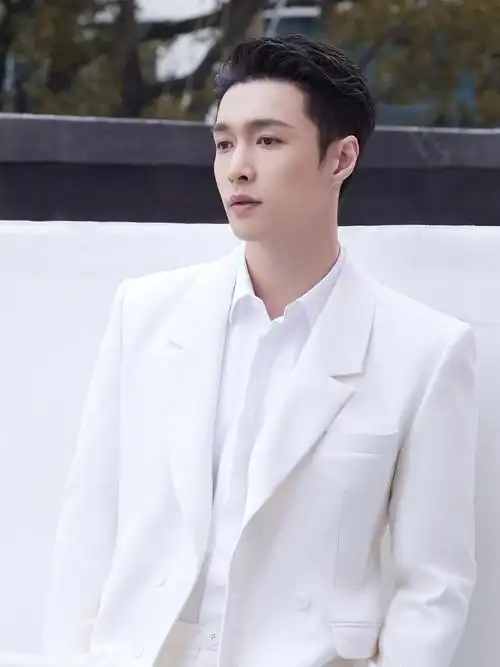 张艺兴今日活动造型完美驾驭纯白西装是白马王子吧