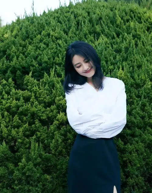 高圆圆生图美炸了!卷发配白色连衣裙气质优雅 不愧是"虎扑女神"